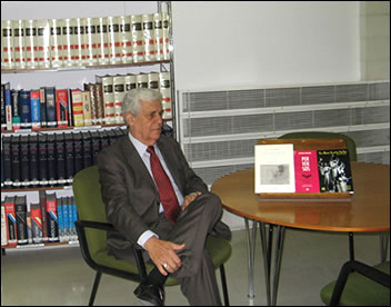Antonio Miranda e alguns de seus livros, em foto para um jornal local.